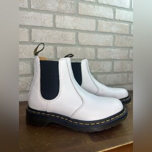 Dr. Martens White Leather Chelsea Boots Slip On Boots 2976 Ladies Size 7 - 0328
